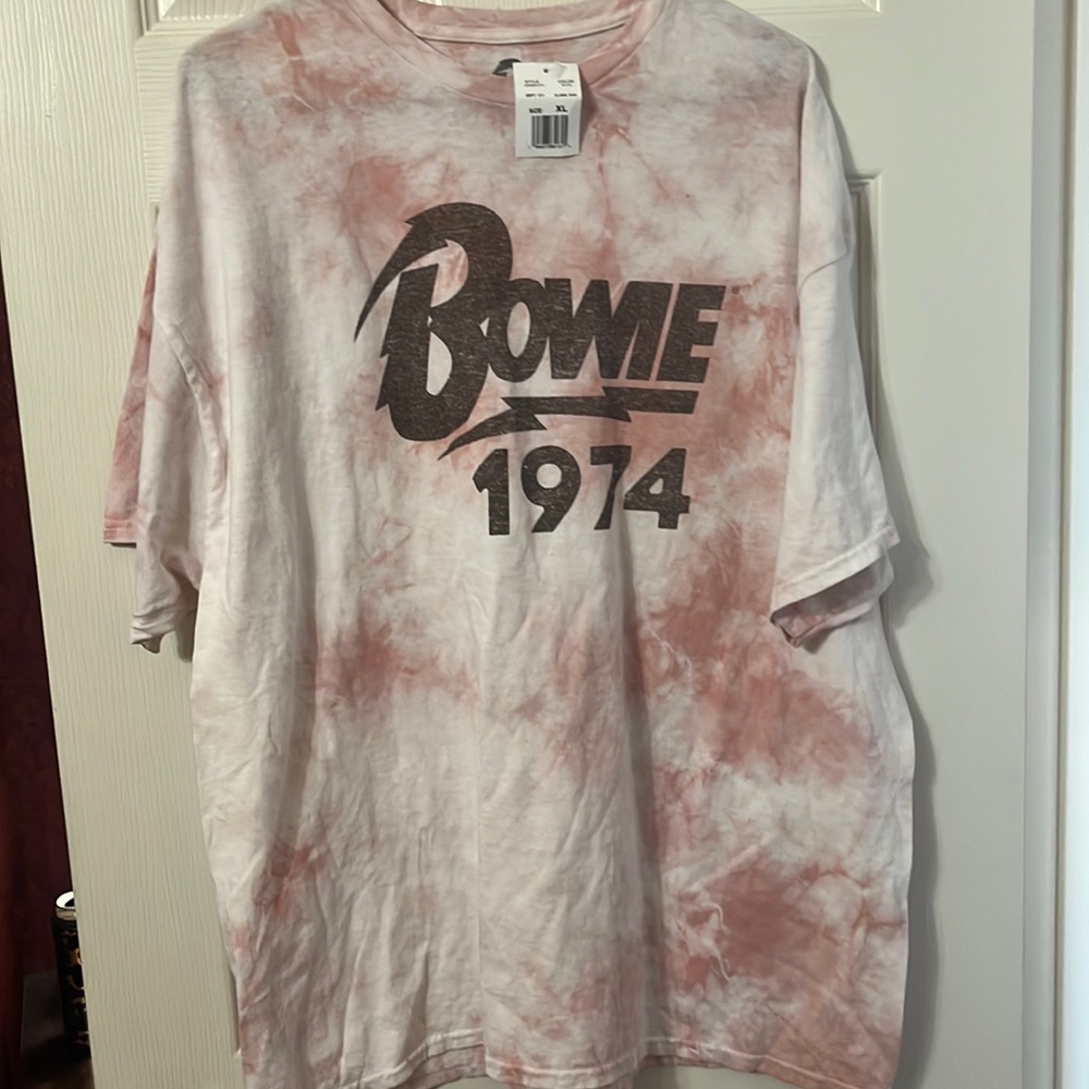 NWT unisex Bowie Tshirt in size xl.